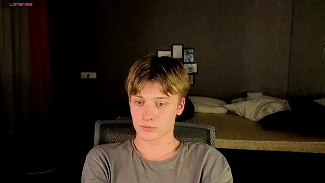 Snapshot of LouieEvans chatting on 10/12/25, 08:08 LouieEvans online show from 10/12/25, 08:08