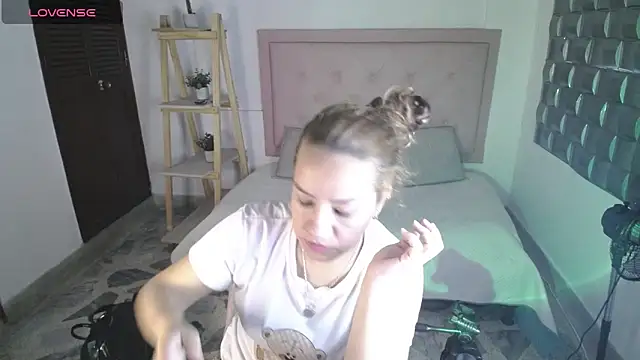 Dulce  Lovee online show from 11/22/25, 10:20