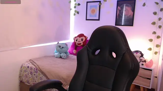 Snapshot of MarilynWhite_ chatting on 09/27/25, 04:45 MarilynWhite online show from 09/27/25, 04:45