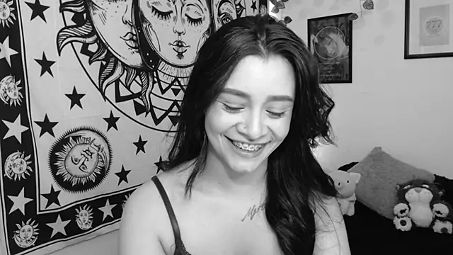 Snapshot of MarilynWhite_ chatting on 10/28/25, 10:12 MarilynWhite online show from 10/28/25, 10:12