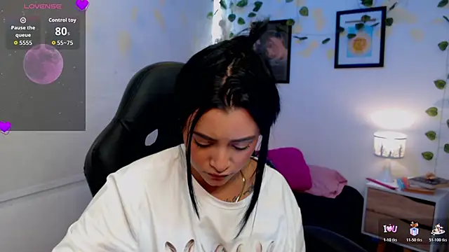 Snapshot of MarilynWhite_ chatting on 12/22/25, 06:27 MarilynWhite online show from 12/22/25, 06:27