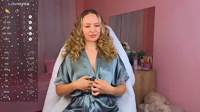 Snapshot of Hloya_Mei chatting on 09/15/25, 11:05 Hloya Mei online show from 09/15/25, 11:05