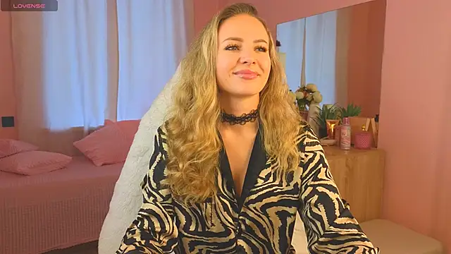 Snapshot of Hloya_Mei chatting on 09/19/25, 03:08 Hloya Mei online show from 09/19/25, 03:08