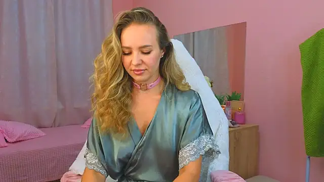 Snapshot of Hloya_Mei chatting on 10/08/25, 12:30 Hloya Mei online show from 10/08/25, 12:30