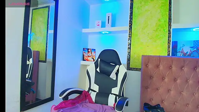 Snapshot of susan_mooree chatting on 10/18/25, 07:47 susan mooree online show from 10/18/25, 07:47