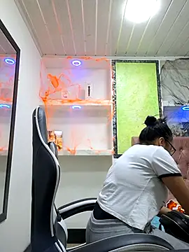 Snapshot of susan_mooree chatting on 10/28/25, 06:43 susan mooree online show from 10/28/25, 06:43