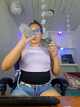 Snapshot of susan_mooree chatting on 10/31/25, 05:14 susan mooree online show from 10/31/25, 05:14