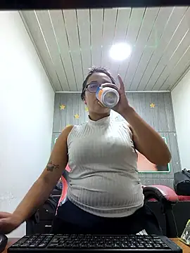 Snapshot of susan_mooree chatting on 12/19/25, 07:21 susan mooree online show from 12/19/25, 07:21