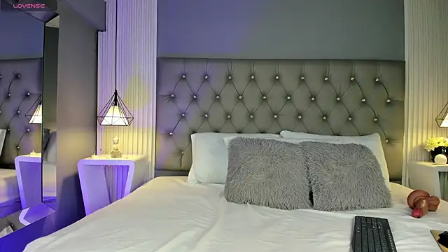 LunaBloomn online show from 11/22/25, 05:01