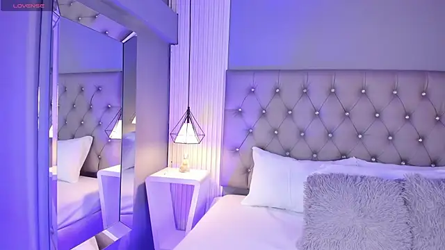 LunaBloomn online show from 12/22/25, 05:10