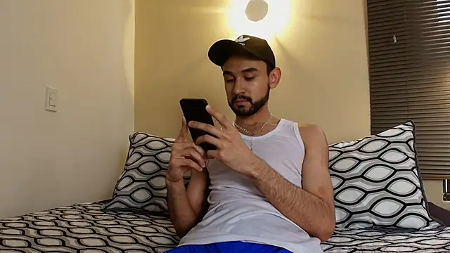 Snapshot of Axel_Moon_S chatting on 12/15/25, 07:18 Axel Moon S online show from 12/15/25, 07:18