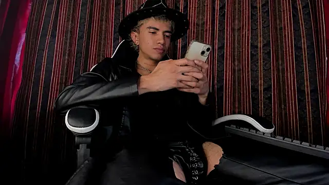 guynextdo0r online show from 11/19/25, 07:58