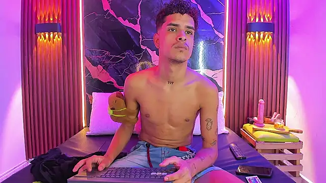 Snapshot of Lucky_boys__X chatting on 11/10/25, 01:54 Lucky boys X online show from 11/10/25, 01:54