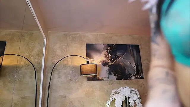 Snapshot of YuliaDesirevska chatting on 10/19/25, 05:02 YuliaDesirevska online show from 10/19/25, 05:02