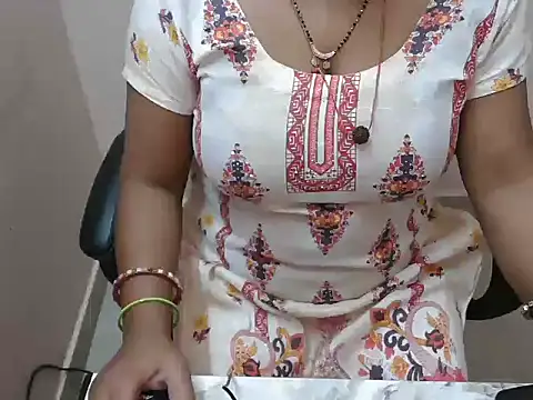 Snapshot of bold_naina chatting on 11/19/25, 04:01 bold naina online show from 11/19/25, 04:01