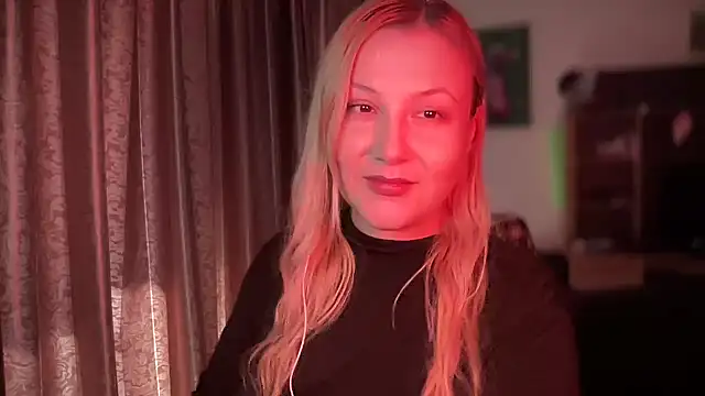 Snapshot of BikiHellena chatting on 11/12/25, 09:42 BikiHellena online show from 11/12/25, 09:42