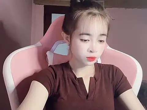 Snapshot of Suna7383 chatting on 11/12/25, 04:18 Suna7383 online show from 11/12/25, 04:18