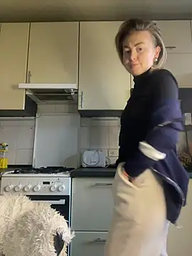 Snapshot of MartaLuna_ chatting on 02/04/26, 02:12 MartaLuna online show from 02/04/26, 02:12