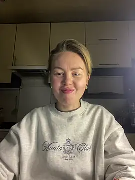 Snapshot of MartaLuna_ chatting on 02/06/26, 05:38 MartaLuna online show from 02/06/26, 05:38