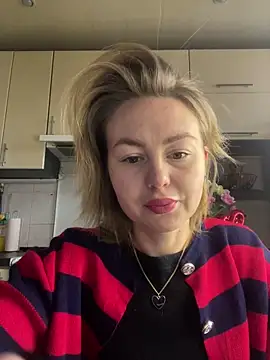 Snapshot of MartaLuna_ chatting on 02/14/26, 01:41 MartaLuna online show from 02/14/26, 01:41