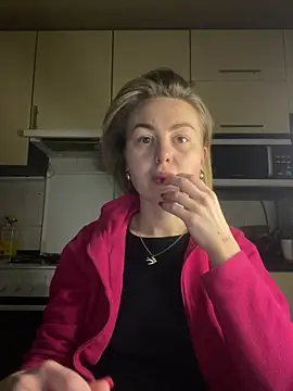 Snapshot of MartaLuna_ chatting on 02/22/26, 06:28 MartaLuna online show from 02/22/26, 06:28