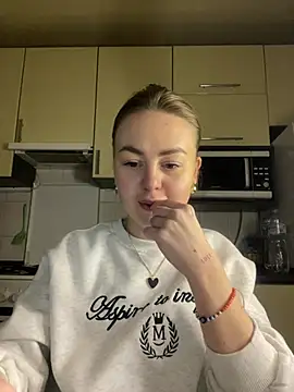 Snapshot of MartaLuna_ chatting on 02/28/26, 06:42 MartaLuna online show from 02/28/26, 06:42