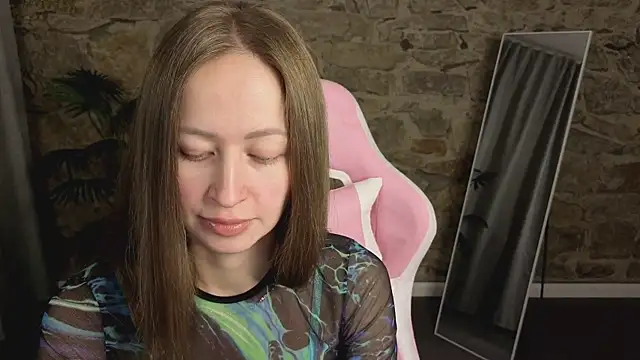 bella li   online show from 12/23/25, 02:42