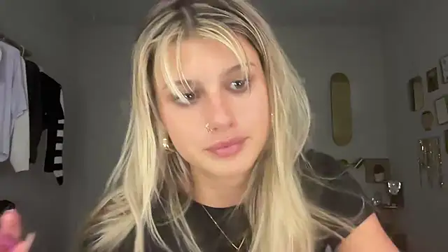 Snapshot of AnnGrayson chatting on 10/13/25, 01:16 AnnGrayson online show from 10/13/25, 01:16