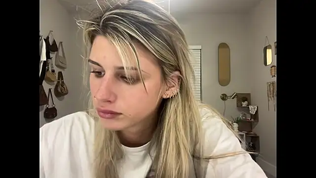 Snapshot of AnnGrayson chatting on 11/06/25, 02:45 AnnGrayson online show from 11/06/25, 02:45