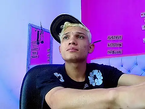 Snapshot of EL_VENEZOLANO_22CM chatting on 10/12/25, 03:49 EL VENEZOLANO 22CM online show from 10/12/25, 03:49