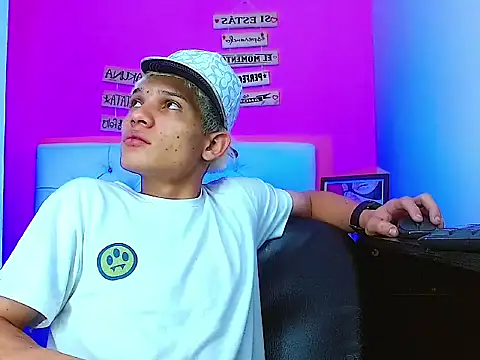 Snapshot of EL_VENEZOLANO_22CM chatting on 10/29/25, 04:59 EL VENEZOLANO 22CM online show from 10/29/25, 04:59