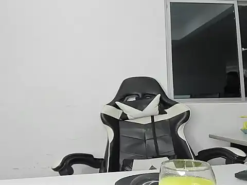 Snapshot of EL_VENEZOLANO_22CM chatting on 02/05/26, 05:01 EL VENEZOLANO 22CM online show from 02/05/26, 05:01