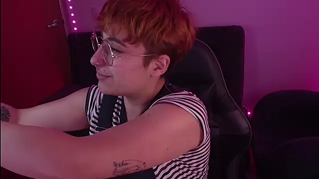 Snapshot of Miacatsito3 chatting on 10/02/25, 05:03 Miacatsito3 online show from 10/02/25, 05:03