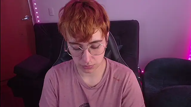 Snapshot of Miacatsito3 chatting on 10/02/25, 05:31 Miacatsito3 online show from 10/02/25, 05:31