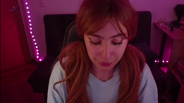 Snapshot of Miacatsito3 chatting on 10/23/25, 04:34 Miacatsito3 online show from 10/23/25, 04:34