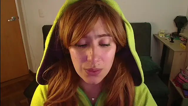 Snapshot of Miacatsito3 chatting on 10/24/25, 04:31 Miacatsito3 online show from 10/24/25, 04:31