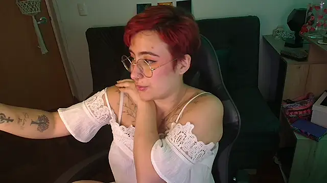 Snapshot of Miacatsito3 chatting on 11/11/25, 05:40 Miacatsito3 online show from 11/11/25, 05:40