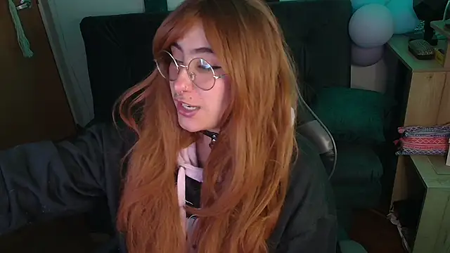 Snapshot of Miacatsito3 chatting on 12/04/25, 04:44 Miacatsito3 online show from 12/04/25, 04:44