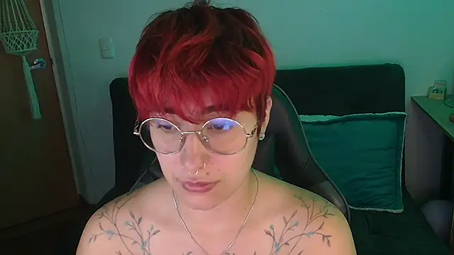 Snapshot of Miacatsito3 chatting on 12/20/25, 03:46 Miacatsito3 online show from 12/20/25, 03:46