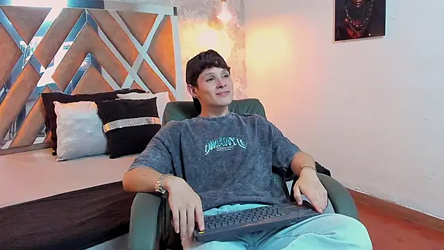 Snapshot of kraven_lust chatting on 10/04/25, 03:15 kraven lust online show from 10/04/25, 03:15