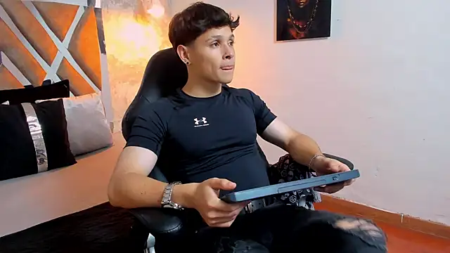 Snapshot of kraven_lust chatting on 10/10/25, 03:05 kraven lust online show from 10/10/25, 03:05