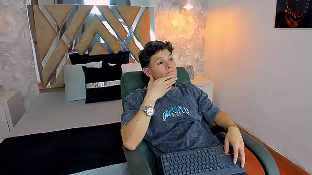 Snapshot of kraven_lust chatting on 11/02/25, 03:42 kraven lust online show from 11/02/25, 03:42