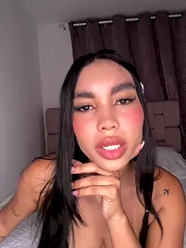 karolaalcendra online show from 10/24/25, 04:31