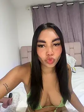 karolaalcendra online show from 10/28/25, 05:11