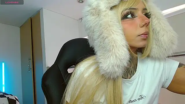 KoraRousee online show from 12/19/25, 02:46