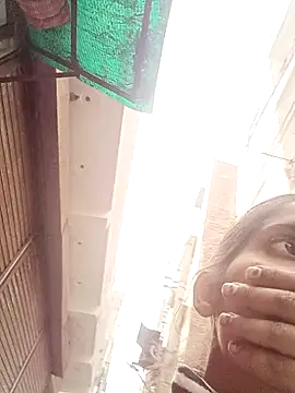 Snapshot of Saloni-Gupta chatting on 12/14/25, 09:58 Saloni-Gupta online show from 12/14/25, 09:58