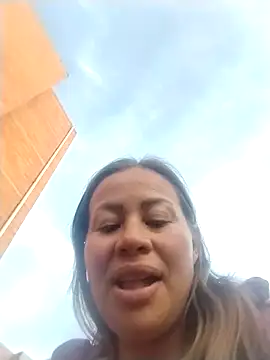 LaraCaliente online show from 10/28/25, 10:23