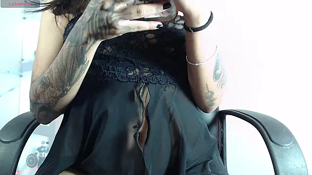 Snapshot of MavisManson chatting on 10/23/25, 08:18 MavisManson online show from 10/23/25, 08:18