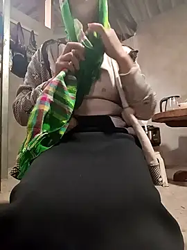 Snapshot of -Miu-98 chatting on 12/16/25, 12:04 -Miu-98 online show from 12/16/25, 12:04