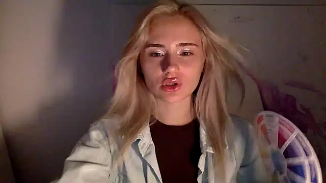 Snapshot of Rosvann chatting on 10/15/25, 06:08 Rosvann online show from 10/15/25, 06:08